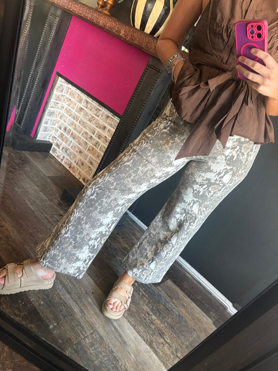W907 Animal print pants