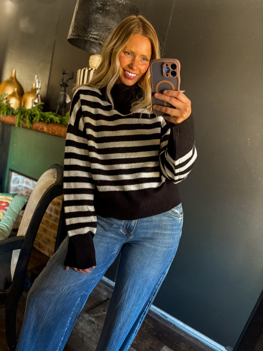 W252 Black&White Striped Turtle Neck Sweater
