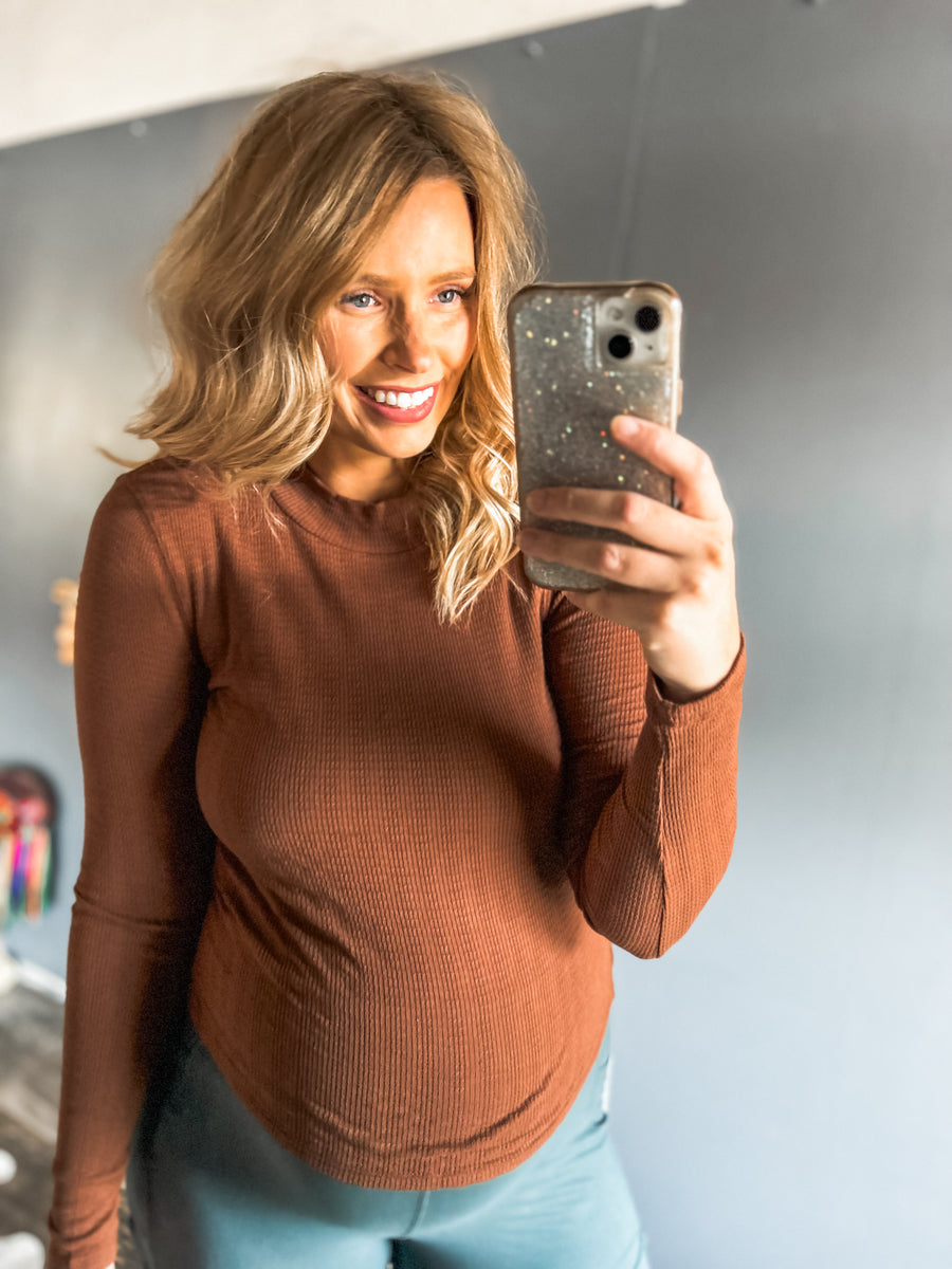 Ribbed chestnut mini turtleneck